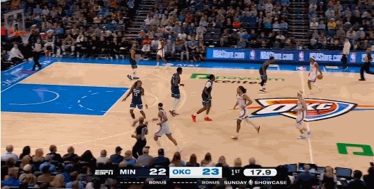 很沮丧！传球给兰德尔被切掉 李凯尔回防过程中甩手摇头